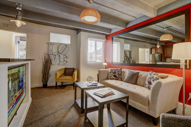 Living room - Sterling Boulder Apartments