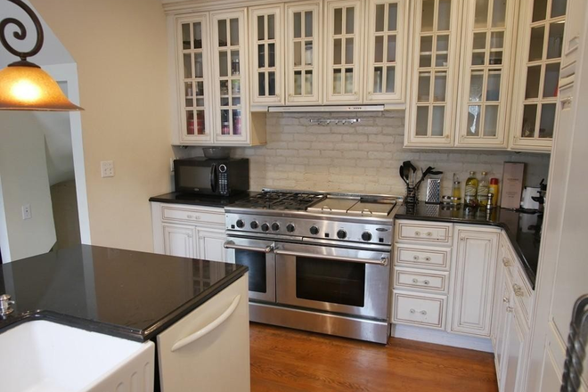 Call NOW for showings! 617-236-8600 - WARWICK ST - 3 STORY SOUTH END TOWNHOUSE 5BR AVAIL *9/1/2026* W/ LNDRY IN UNIT, 3.5 BATH, FIREPLACE!