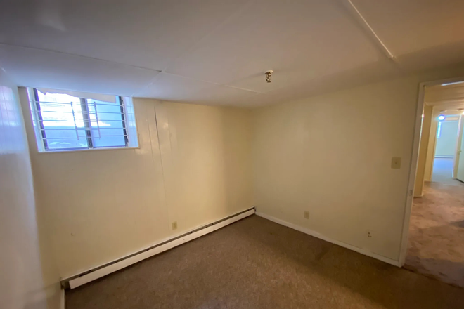 Bedroom - Accomodation Available in 2-Bedroom Apartment - Jamaica Plain