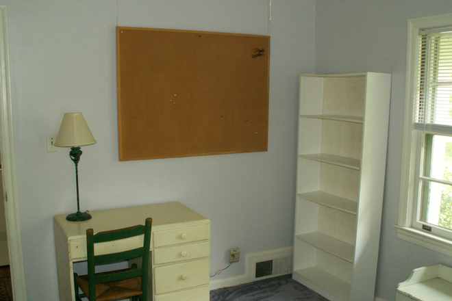 Printer table now next to desk. Bokshelves are full but can be emptied. - Furnished bedroom, kitchen privileges in private home