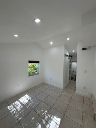 Living space (2) - Centralized single-person efficiency in Coconut Grove 3 minutes from Metrorail House