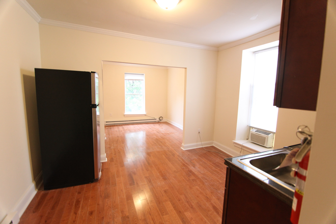 living room - Bright Spacious Studio A Few Blocks From Campus Apartments