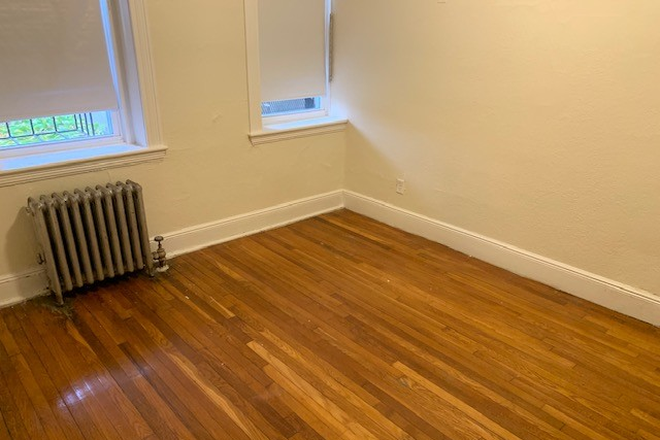 Hub Realty - Brighton, large front 2 bedroom split with spacious kitchen Apartments