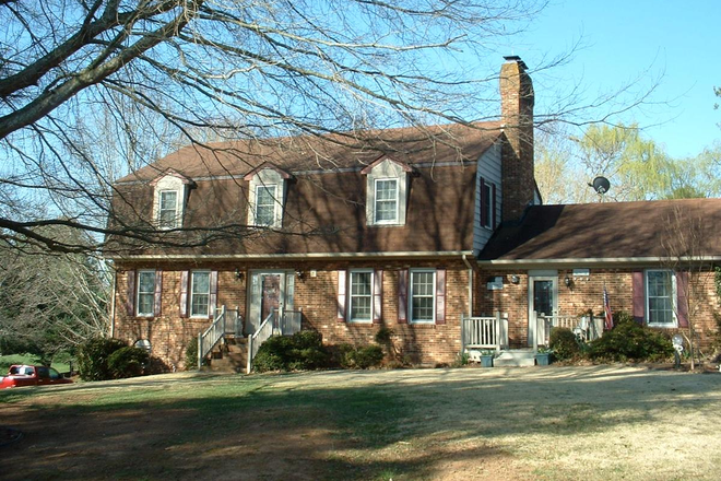 Large Home in Ivy Hill Golf Community - Ivy Hill Golf community lg room for rent House