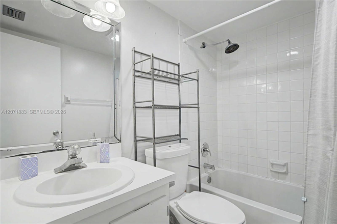 Second bath - SPACIOUS TRUE 3BEDROOM, 2BATH CORNER CONDO
