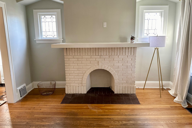 Dining room - 1 mile from CWRU campus. Beautiful 5 bedroom home in historic Cleveland Heights  neighborhood.