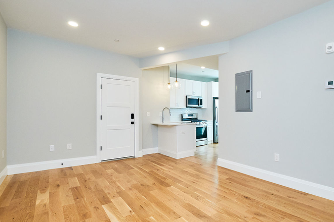 Call NOW for showings! 617-236-8600 - FRANKFORT ST - LUXE JEFFRIES PT 3BR AVAIL *9/1/2026* NEAR MBTA MAVERICK W/ IN UNIT LNDRY, 3 BATHS! Apartments