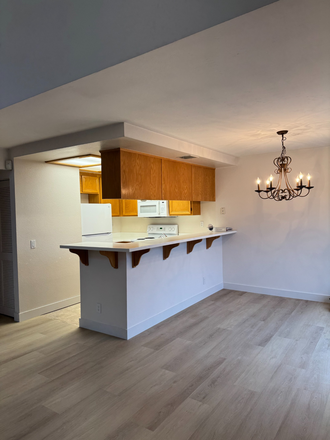 Kitchen/Dinning Room - Bright Top-Floor 1BR w/ Vaulted Ceilings, Fireplace, Balcony + Resort Amenities in Rancho Bernardo