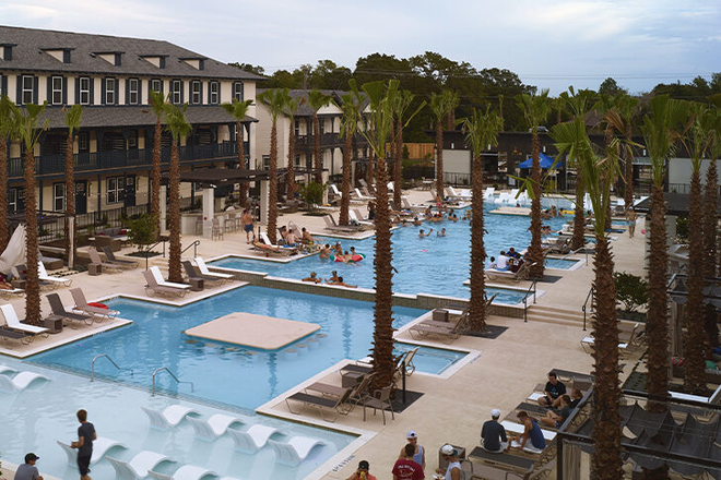 Pool area - The Junction Private Room - Sublease (Male Roomates)