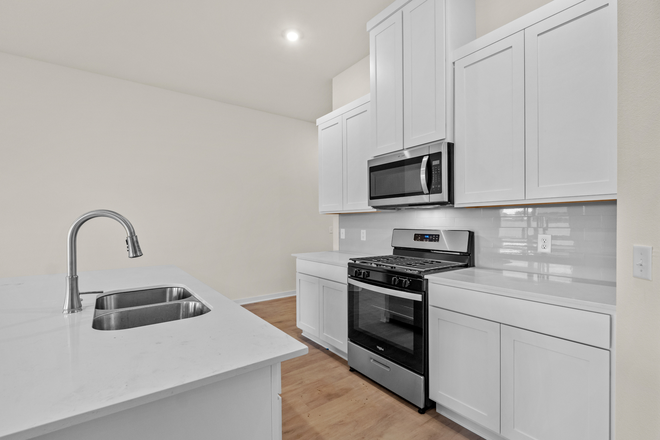 Kitchen - Stylish 4BR Home w/ Amenities – U of A Close!