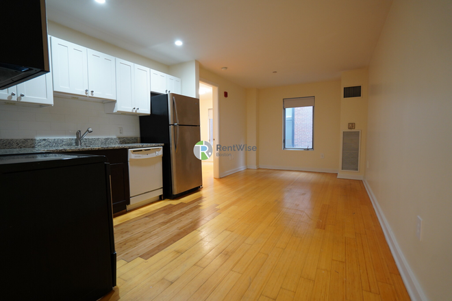 1 - AUG 2026-Awesome Downtown 1 bed. Elevator, pets Ok! No Broker Fee! Apartments