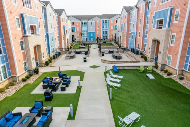 Amazing outdoor space - Oasis Ground Level 2 bd/2ba w/2 offices Apartments