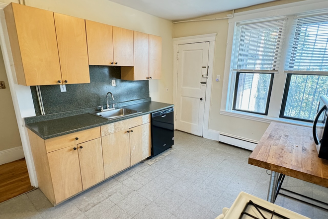 living - LARGE 4 BED AVAILABLE 9/1/25! Apartments