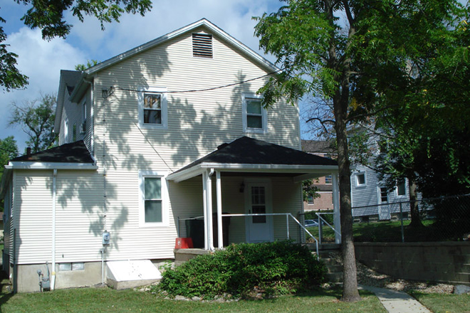 Chick Inn Back - 113 South Poplar, $4700 per student per semester. House