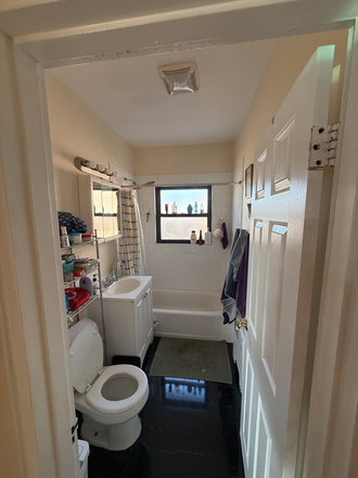 Bathroom - Super big space, only 10 minute train ride to campus!