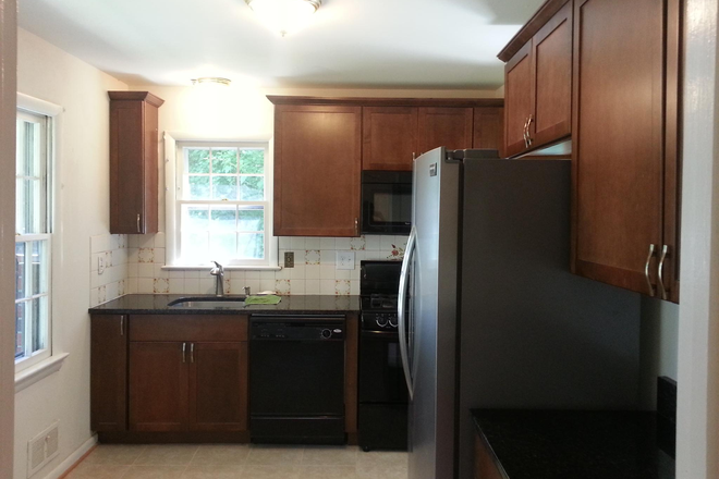 kitchen - The single house with 5 bedrooms with 2 master bedrooms near the  University of Maryland, College Pa