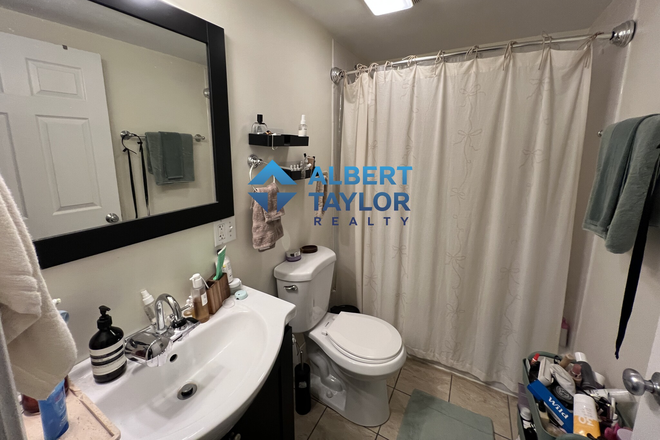 Bathroom #2 - Beautifully Maintained 3Bed/2Bath 2-Floor Apartments Unit - Steps to NEU!