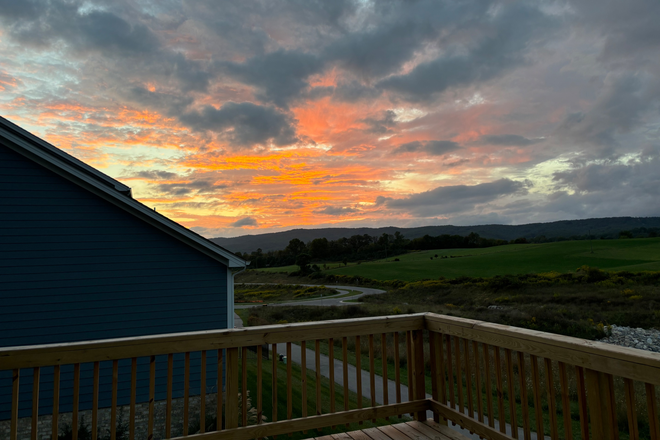 Deck views! - 1BR available spring semester in gorgeous new house, close to campus!