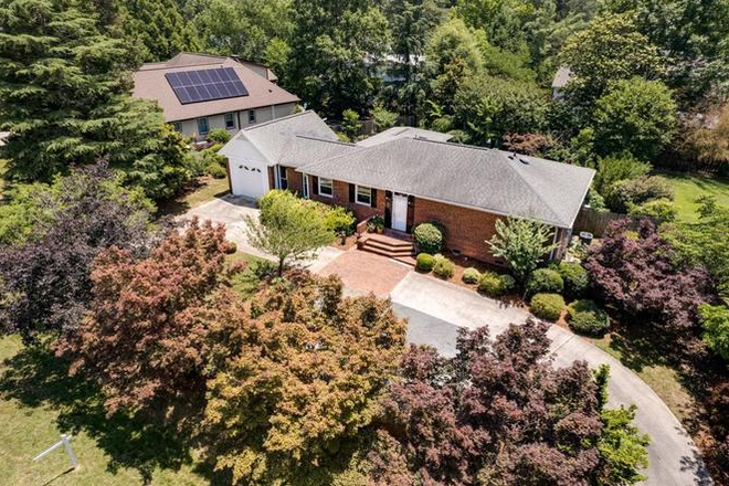 Outside Street View - 3 Bedroom, 2 Bath House / 7 Minutes from West Campus