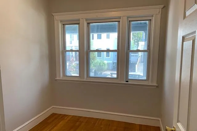 Available Room - Open Room in Dorchester Apartments