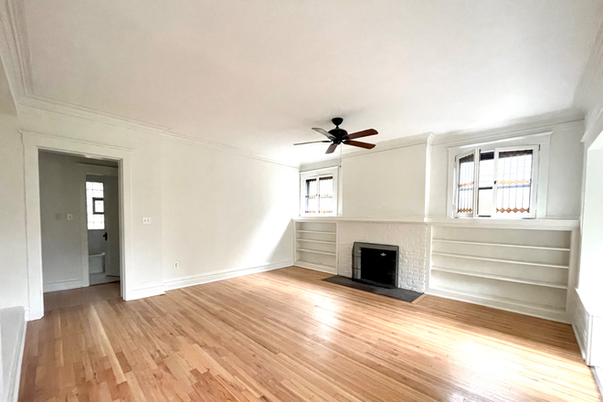 Living Room - Spacious 3BR/2BA with in-unit laundry - Evanston's best location Apartments