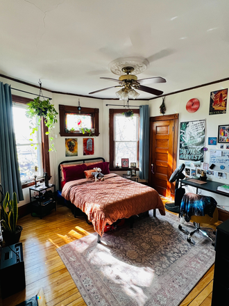 Bedroom 1 - 1-2 Private Rooms in Spacious 3 Bedroom Apartment