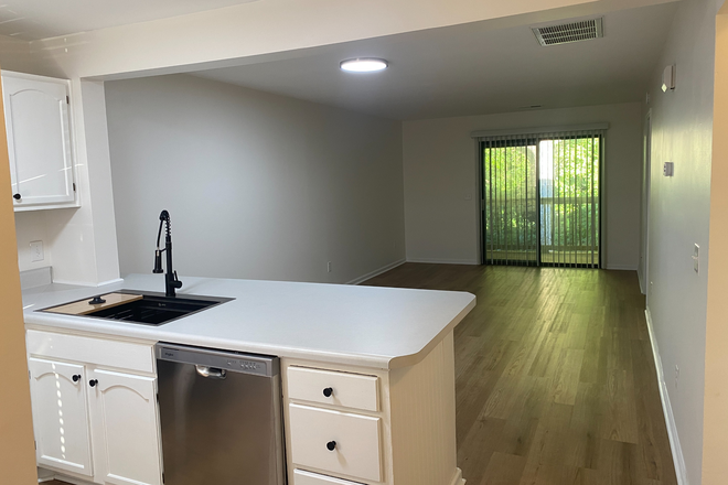 view walking into unit - Park Place Apartments / Hanover Center / Empie Park Area