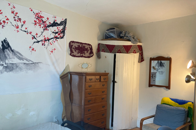 bedroom - 1 Rm in large apartment between Harvard and MIT, Central Sq and BU; on bus route