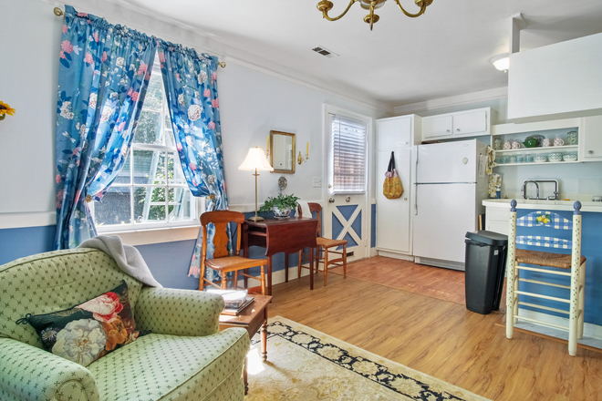 Living Room - Historic Downtown Mother In Law Suite Apartments
