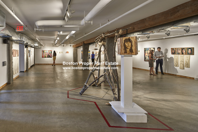 a - Enormous space in building with pool Apartments