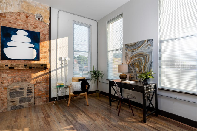 Fireplace façade in bedroom - OTR apartment, 7mins from campus!