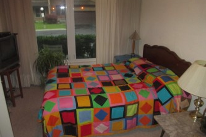 bedroom - 1 Large Furnished Ground-Floor Bedroom in Family Home, shared kitchen, laundry, shower, parking