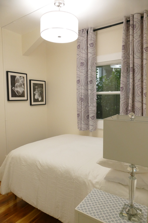 Queen size bed, natural light and fresh air - Walk to campus, great location, furnished compact 1 BR/1BA in North Berkeley