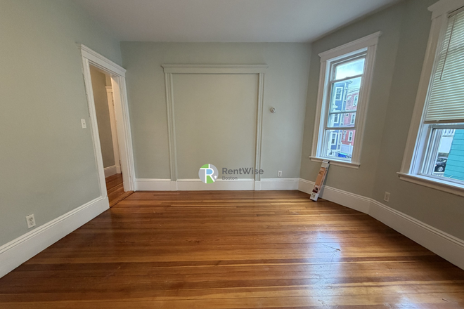 1 - AVAIL NOW – Somerville 3 Bed with Hardwood Floors, Porch & Parking! No Broker Fees! Apartments
