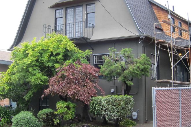 front of house; studio is in back - Japanese styled Studio House