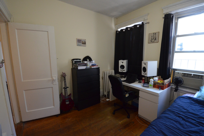 105 Peterborough St. - No Broker's Fee!! Avail 9/1 - Sunny, Spacious 1Bed Split on Peterborough St Apartments