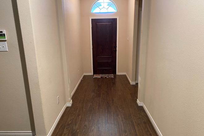 Entry - Female roommate wanted - Get back to school in a stylish space close to TWU and UNT campuses House