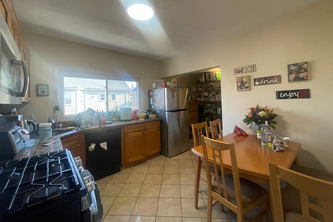 Call NOW for showings! 617-236-8600 - BOSTON AVE - *NO FEE* UP TO 6BR DUPLEX NEAR TUFTS AVAIL *9/1/2026* W/ 2 BATHS, LNDRY IN BLDNG, YARD!