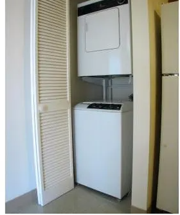 In-unit Washer/Drier - Spacious 1 Bed Room w Washer/drier in-unit Guilford Manor!!