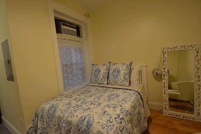 . - Cozy Studio on Westland Ave - Avail 9/1