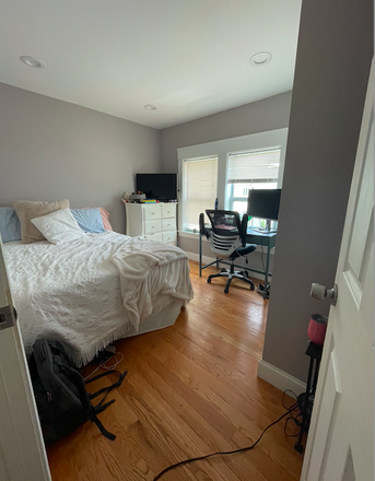 upstairs bedroom - Private Bedroom in 3 BR, 2Bath Malden, off-street parking 9/1 Move-in