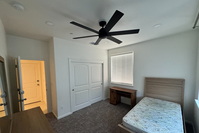 Bedroom with shared bathroom - Bellevue home with fully furnished rooms, 8 mins drive, Walk to CatTracks | $650 +