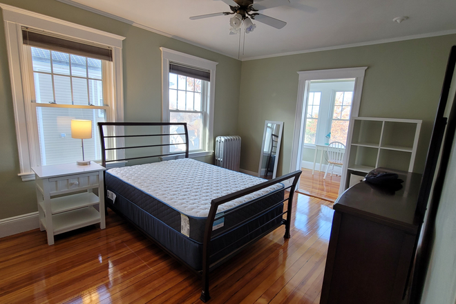 Br - Female Roommate Wanted, 3 Bed 2 Full Baths, Laundry in Unit! Fully Furnished!!!