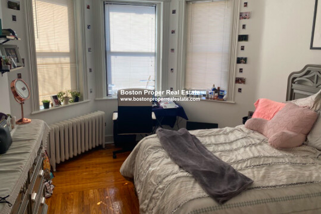 a - 3 bed w/living room and NO BROKER FEE Condo