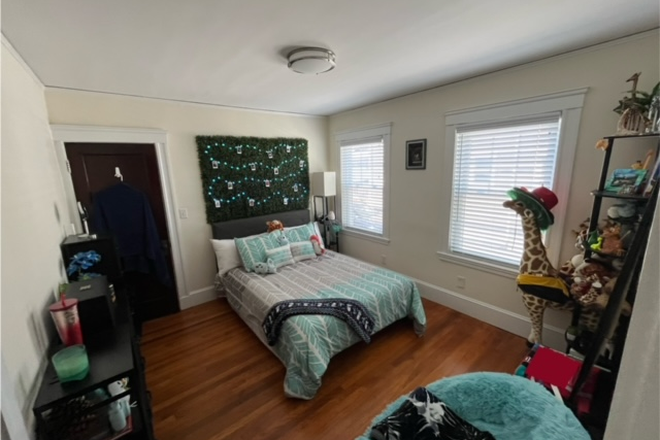 Private Bedroom, comfortably fit Full or Queen + Shelves - Private Room For Rent in spacious 2bd/1br