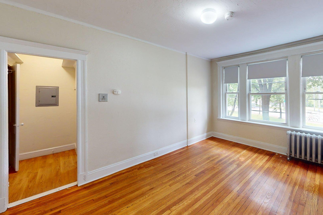 Hub Realty - Spacious Parkview studio with renovated kitchen, in prime location
