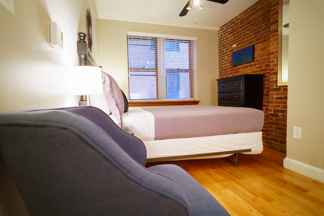 Hub Realty - Back Bay, nicely update 2 bedroom in elegant brownstone building
