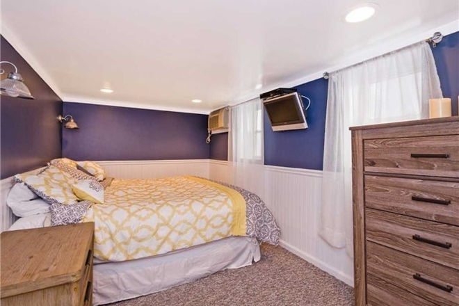 1st Floor Bedroom - 3-4 BR Beach Rental Easy Commute to All Colleges House