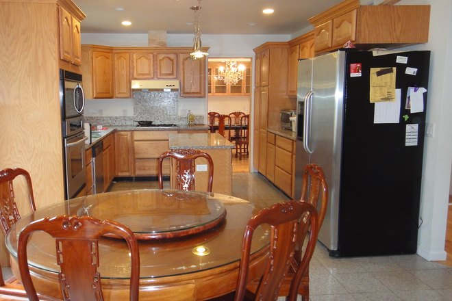 Kitchen breakfast - A furnished master bedroom in Amherst on bus route House