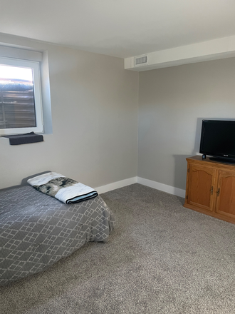 Bedroom TV - Comfy bedroom in quiet household